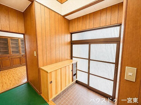 ※居住中につき室内を CG にて物消しをしたものです。散らかりがちな玄関もすっきりの玄関収納付き。開閉スペースを取らない引戸玄関で、快適な動線を確保しています。
