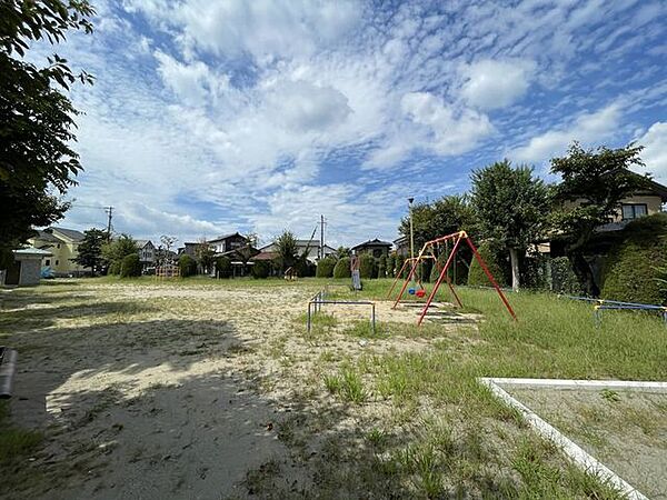 大毛公園【・遊具あり・公衆トイレあり・駐車場なし※フェンスで囲われているので安心・安全です。バス停若栗神社前／名鉄バスから徒歩約3分】 1120m