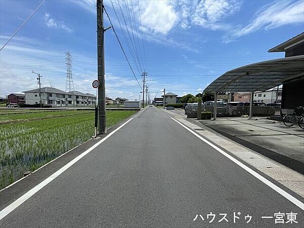 ≪南側東向き　幅約5.8ｍ≫お子様と手を繋いで歩いている横を車が通り抜けれる道幅となっています。安心してお子様と一緒にお出掛けする事が出来ます。