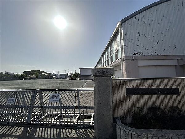 浅井南小学校明治6年に創立された小学校で、「浅南子、かしこく　やさしく　たくましく」を校訓とし、心に響く体験活動を通して、ふるさとを愛し、人や自然に優しい子の育成に努めています。 930m