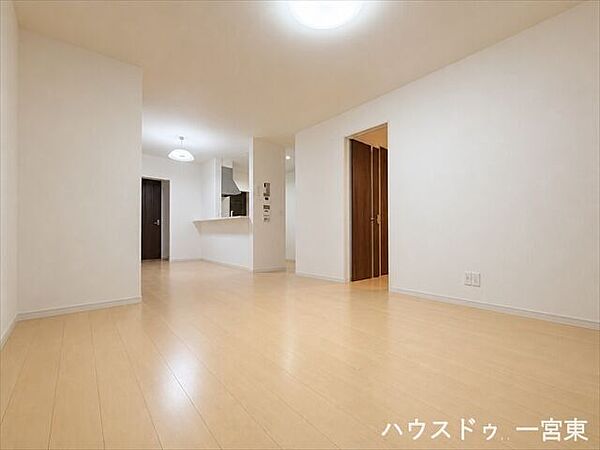 ※居住中につき室内を CG にて家具消しをしたものです。家族でくつろぐスペースは気持ちの良い空間で過ごしたいですよね。南向きの窓から陽射しが入り、採光・通風共に良好です。