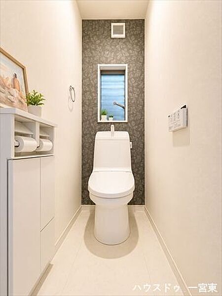 ※居住中につき室内を CG にて物消しをしたものです。収納棚付きのトイレです。トイレットペーパーのストックも置いておけますね。