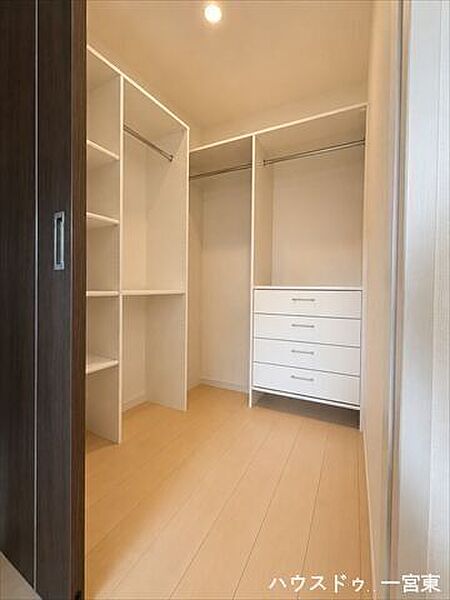 ※居住中につき室内を CG にて物消しをしたものです。【8帖洋室】衣類やスーツケース、衣装ケースなどしっかり収納できます。