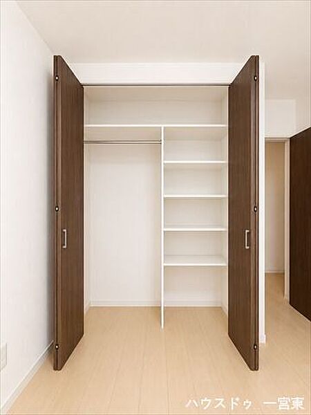 ※居住中につき室内を CG にて物消しをしたものです。【6帖西洋室】天井付近までしっかり開く建具で、枕棚に置いた荷物も取り出しやすいのが嬉しいポイントです！