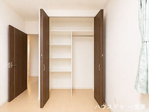 ※居住中につき室内を CG にて物消しをしたものです。【6帖東洋室】収納スペースも広々完備しております。