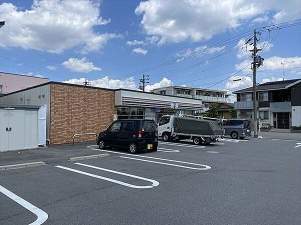 セブンイレブン　宮地2丁目店24時間営業。スローガンは「近くて便利」。地域の人へのサービスを重視し、配達サービスにも力を入れている。（電子マネー利用可　ＡＴＭあり　ネット通販あり）nanacoポイ…