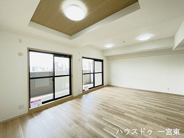 バルコニーに面した窓は開口部が大きく、陽射しをたっぷりと室内に入れてくれます。朝は気持ちよく快適な空間、夜は夜景が綺麗。