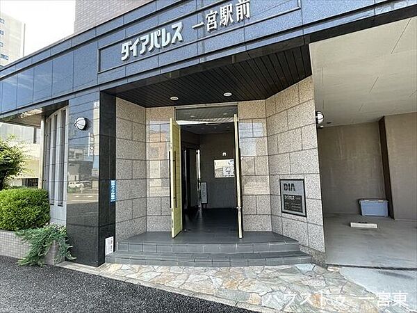 正面玄関であるエントランスは、訪問者が最初に訪れる部分でもあり、第一印象を決める顔ともいえる場所です。お掃除も行き届いており、築年数を感じさせません。