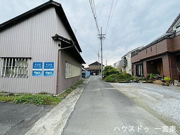 【北側西向き】幅員約2.5mの前面道路です。セットバックが必要な道路となります。大型車が入ってこれないので、騒音などの心配はありません。