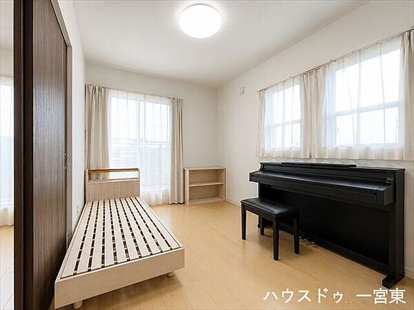 ※居住中につき室内を CG にて家具消しをしたものです。【6帖西】大きな窓からたっぷりの日差しが入り、明るいお部屋になっています。