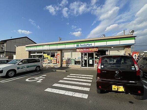 ファミリーマート一宮花池一丁目店24時間営業スローガンは「Fun＆Fresh」。驚きやワクワク感を与えるべく、商品改革に取り組んでいる。（電子マネー利用可　ＡＴＭあり　ネット通販あり）Tポイン…