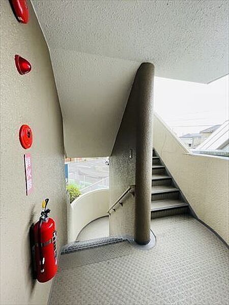あれば便利な階段は屋根付き。エレベーターが故障中でも安心ですね。