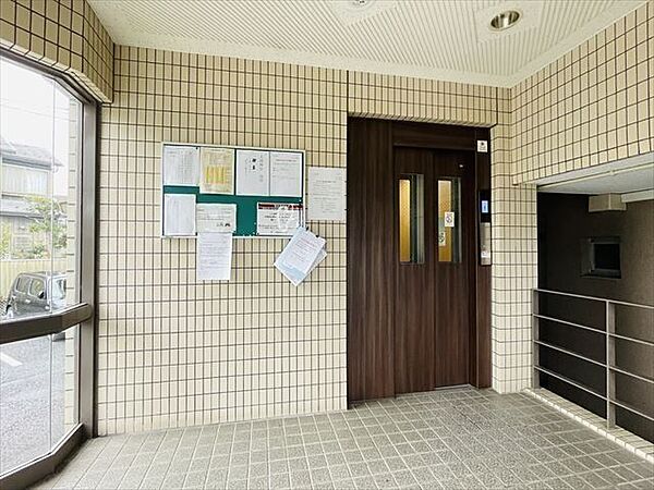 6階建てマンションのためエレベーターが設置されています。買い物後の荷物を運ぶ際にはとても助かります。
