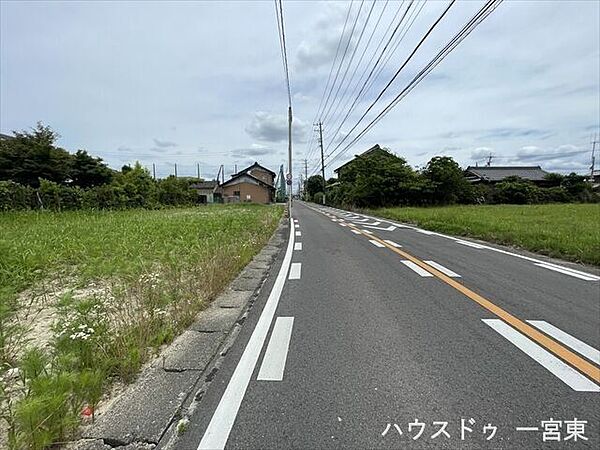 ≪南側東向き　幅員約7.2m≫普通車が余裕を持ってすれ違うことの出来る道幅です。もちろん、大型車も余裕を持って通行出来ます。