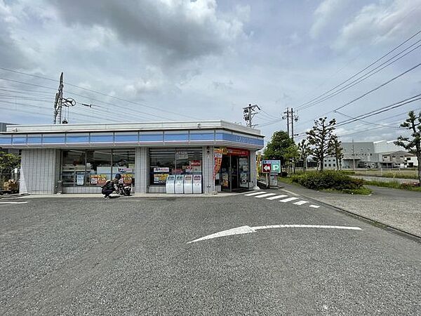ローソン一宮明地店24時間営業。スローガンは「マチの健康ステーション」、健康や美容に配慮した商品が豊富。(電子マネー利用可　ＡＴＭあり　ネット通販あり）Ponta dポイントサービスあり。 1320m