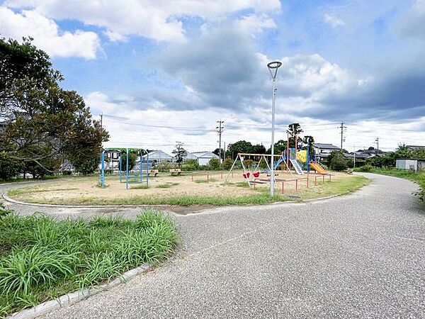 阿古井池公園【広い広場を備えた公園は、開放感あふれる空間で、子どもから大人までゆったり楽しめる憩いの場です。駐車場があり、バリアフリー対応の公園です。一時避難場所にも指定されています。】 870m