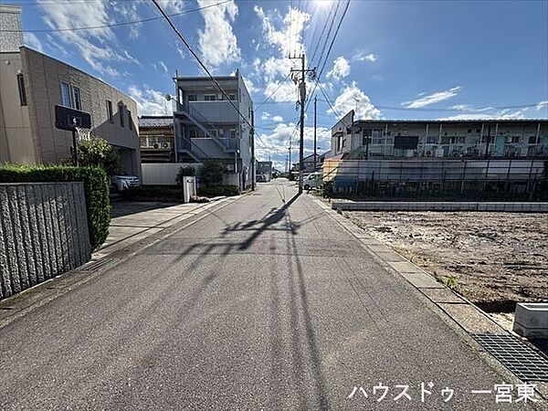 【南側西向き】幅員約6mの前面道路です。道路幅が広いので、向かいの住宅とも距離があるため日当たりも確保しやすいです。