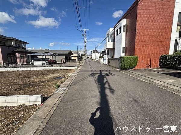 【南側東向き】幅員約6mの前面道路です。道路幅にゆとりがあるので、車種を選びません。大きめの車を乗りたい方にもオススメです。
