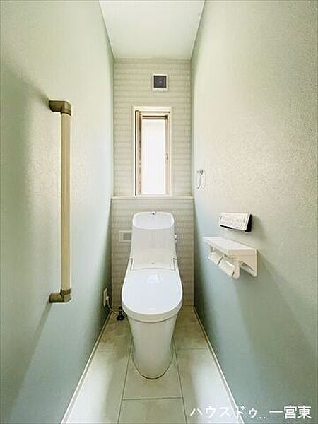 明るく、清潔感のあるトイレです。棚には雑貨を飾ったり、観葉植物を置いても良いですね。
