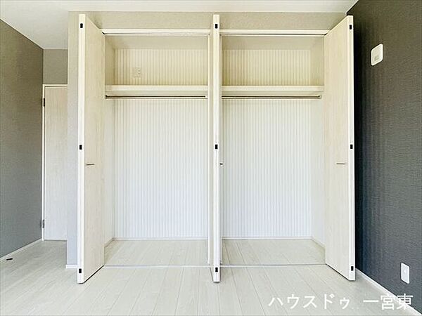 【8.5帖洋室】大型の収納スペースを設けています。ハンガーポール付きなので、取り込んだお洗濯物をハンガーごと収納できます。