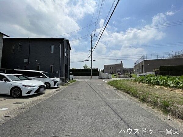 【西側南向き】幅員約6mの前面道路です。道路幅にゆとりがあるので、車種を選びません。大きめの車を乗りたい方にもオススメです。