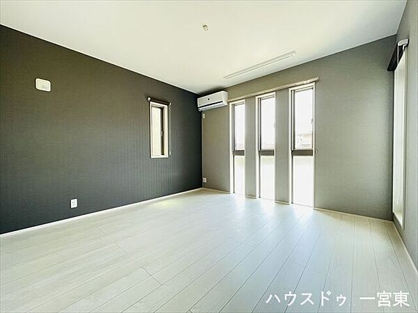 【8.5帖】8.5帖のゆとりある洋室です。シックなアクセントクロスがお部屋をおしゃれに演出します。
