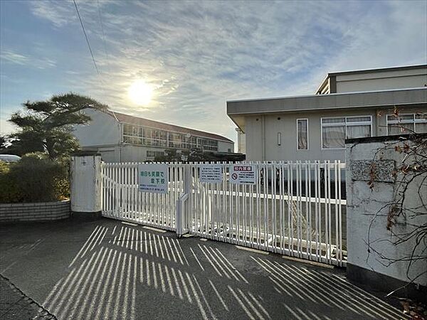 丹陽中学校【教育目標】心身ともに健やかで、思いやりがあり、たくましく生きる人間を育てる。【めざす生徒像】・善悪の判断をよく考えて行動する子・思いやりのあるやさしい子・命を大切に 1960m
