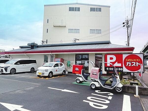 ガスト　一宮インター店・ファミリーレストラン・駐車場あり・宅配サービスあり・テイクアウトあり※営業開始時間が多店舗より早め。ドリンクバーもある為、ゆっくりと過ごせます。 1030m