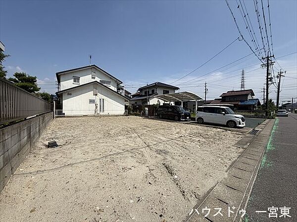 西側前面道路なので生活時間帯の日照時間を長く確保できます。居室を南向きに設計しやすいのもメリットですね。