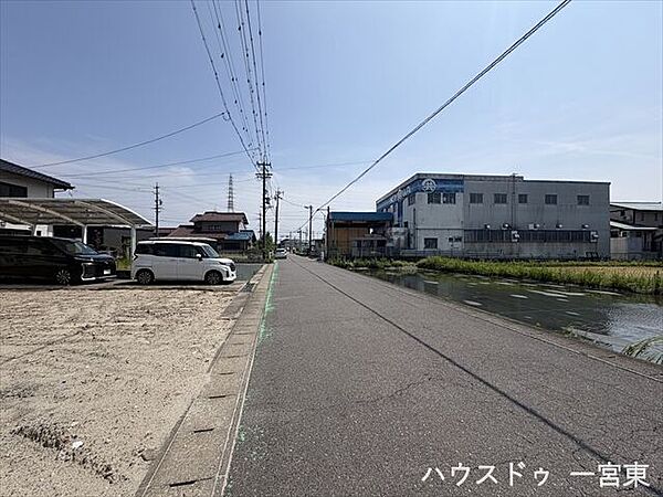 【西側南向き】幅員約5mの前面道路です。2台の車がすれ違うことが出来る道幅です。車の出し入れもゆったりとする事が出来ます。