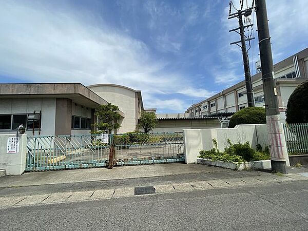萩原小学校【教育目標】児童の優れた個性を伸ばし「美しい心と　夢と　たくましく生きる力」を持つ萩原の子を育てる 850m