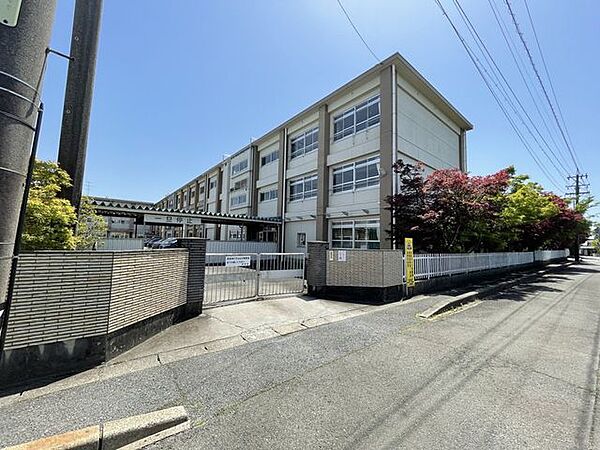 萩原中学校【校訓】礼儀・感謝・責任【教育目標】校訓の精神を、学校教育の全面に生かし、知・徳・体の調和のとれた心豊かでたくましく生きる力を持った生徒を育成する 1690m