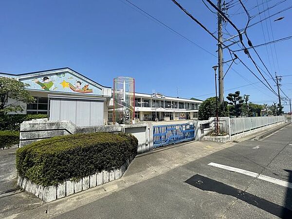 朝宮保育園【保育理念・方針】心身ともに健康で生き生きと遊ぶ子喜んで人と関わる子人の話を聞いて自分の思いを話す子自然に親しみ心の豊かな子自分で考え行動する子 840m
