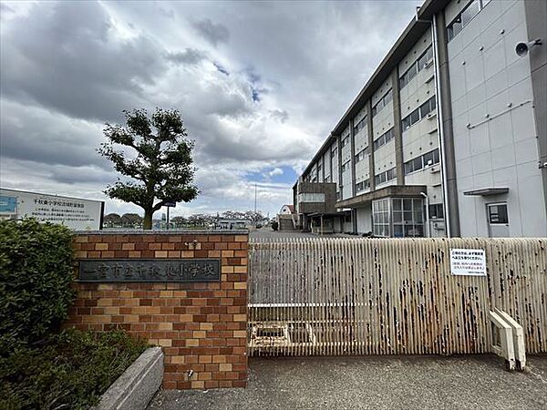 千秋東小学校【教育目標】知・徳・体の調和のとれた、未来を拓くたくましい児童の育成を図る【めざす児童像】・かしこく・あかるく・たくましく 890m