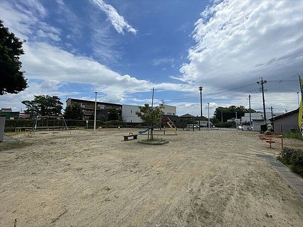 佐野公園駐車場1台あり、バリアフリー対応の公園です。日当たりが良く、ブランコや滑り台などの遊具があります。 870m