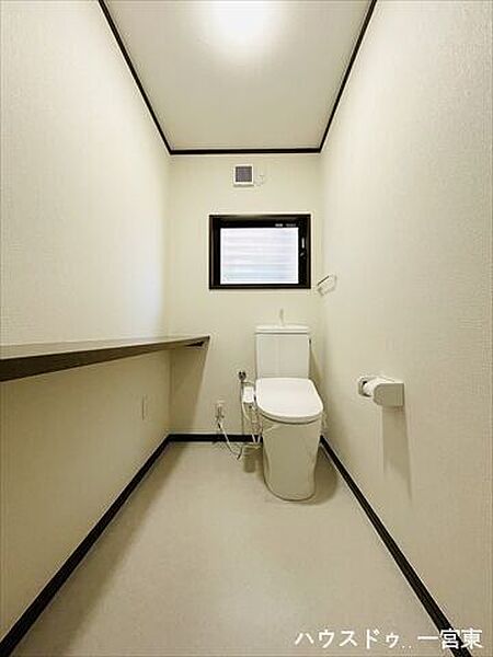 ≪1階≫明るく、清潔感のあるトイレです。棚には雑貨を飾ったり、観葉植物を置いても良いですね。