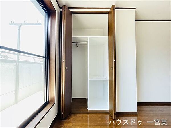 ≪2階南側洋室≫日々の“しまう動作”が自然にできる、無理のない収納計画。