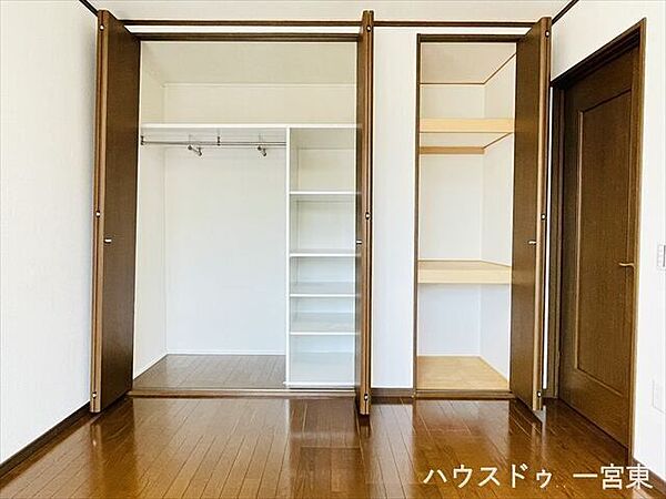 ≪2階西側洋室≫新たに家具を買わなくても良いので、ハンガーパイプ付きのクローゼットは嬉しいですね。