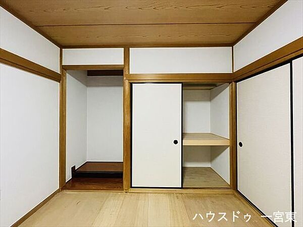 ≪1階6帖和室≫床の間付きの収納完備。広いスペースなので有効活用ができますね。