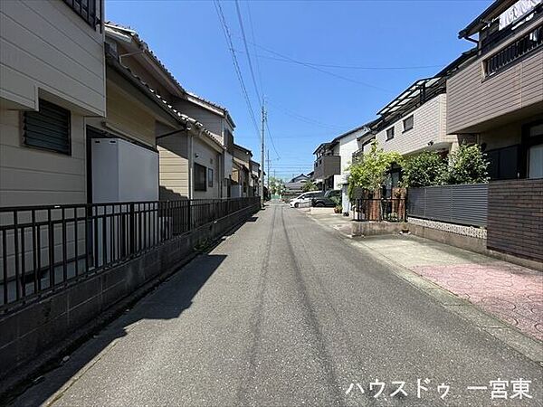 ≪南側西向き　幅約4.5ｍ≫車1台が余裕を持って通れる道幅です。車はスピードを控えるので事故率の軽減や歩行者も安心して通行できます。