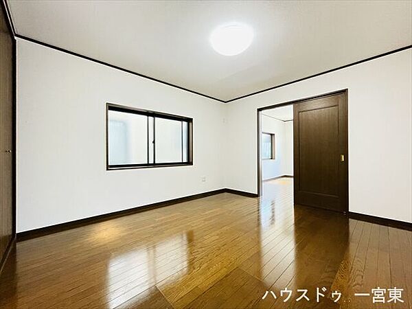 ≪2階北側≫南側のお部屋とドアで繋がっています。北側のお部屋は室温が上がりにくいため、他の部屋に比べ涼しく、エアコン代も節約できます。