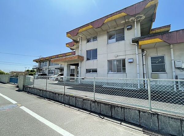 開明西保育園【保育園の特色】・保育園のまわりには自然がいっぱいです。・異年齢児とのかかわりも深く、優しくふれあって遊びます。 810m