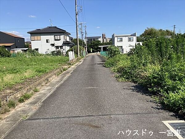 ≪東側　幅約4.8ｍ≫車がすれ違うには厳しい道幅ですが、車はスピードを抑えて走行するので、お子様にも安全な道幅となっています。