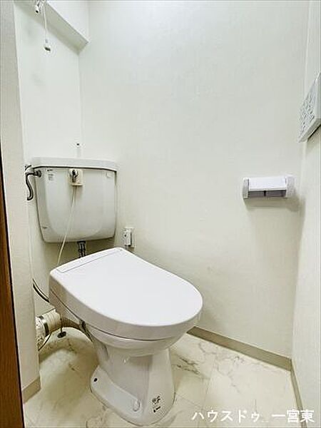 すっきりとした配置で清潔感のあるトイレです。日々のお手入れもスムーズです。