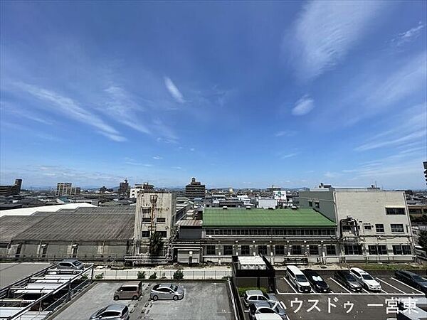 周囲に高い建物がなく、視界が開けた5階からの眺望です。遮るものがなく遠くまで見渡せます