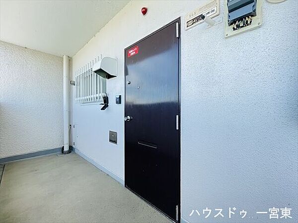【外玄関】すっきりとしたデザインの玄関ドアです。シンプルで飽きのこない落ち着いた外観になっています
