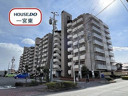 1991年築SRC構造9階建マンション。名鉄バス「西浅井」停徒歩9分。スーパーやドラッグストア、コンビニなど生活便利な施設も周辺に揃っています。