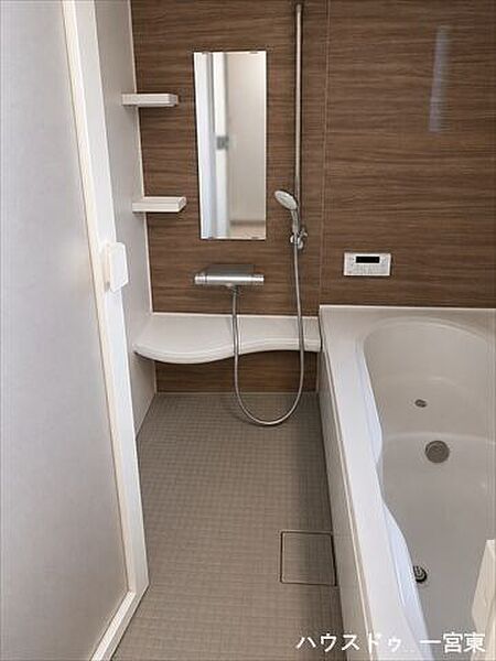 ※居住中につき室内を CG にて物消しをしたものです。シンプルで使いやすいデザインのバスルーム。日々の疲れをしっかりリフレッシュできる空間です。