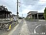 外観：【南側東向き】幅員約3.3mの前面道路です。セットバックが必要となりますが、道路幅が広がるので車の出し入れもしやすくなりますね。