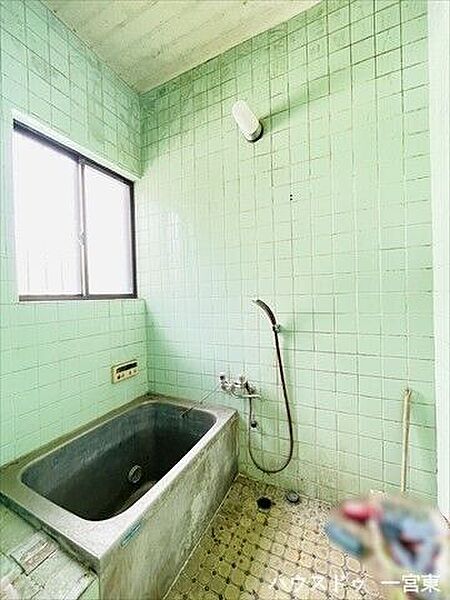 大きな窓を備え、明るさと換気のしやすさが魅力の浴室です。